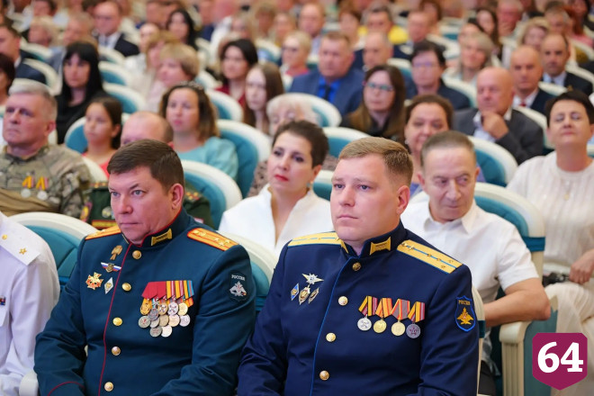 Губернатор вручил награды жителям Саратовской области